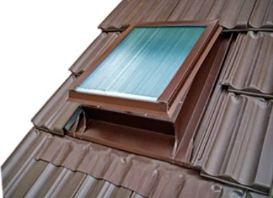 Univerzální střešní výlez v barvě