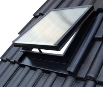 Střešní výlez pro betonové vlnité krytiny