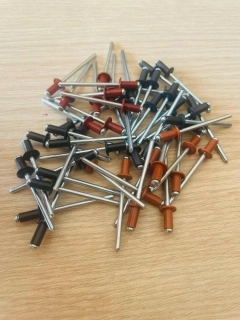 NÝT AL/ST ⌀ 4mm v RAL